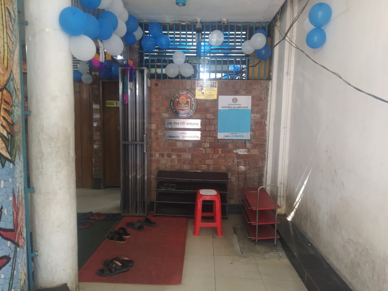 ঢাকার জনঘনত্ব বিবেচনায় প্রতিটি জনবহুল এলাকার হাঁটার দূরত্বেই একটি টয়লেট থাকা উচিত। স্ট্রিম ছবি