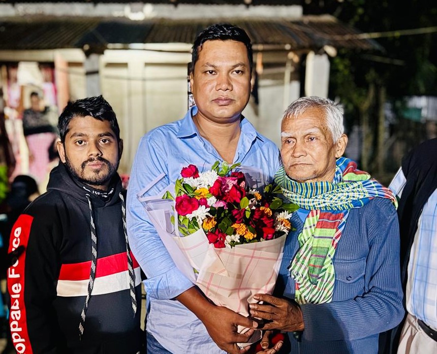 ১৭ বছর পর বা‌ড়িতে পা, বাবা‌কে ধ‌রে কাঁদ‌লেন বিডিআর সদস্য প্রবীর