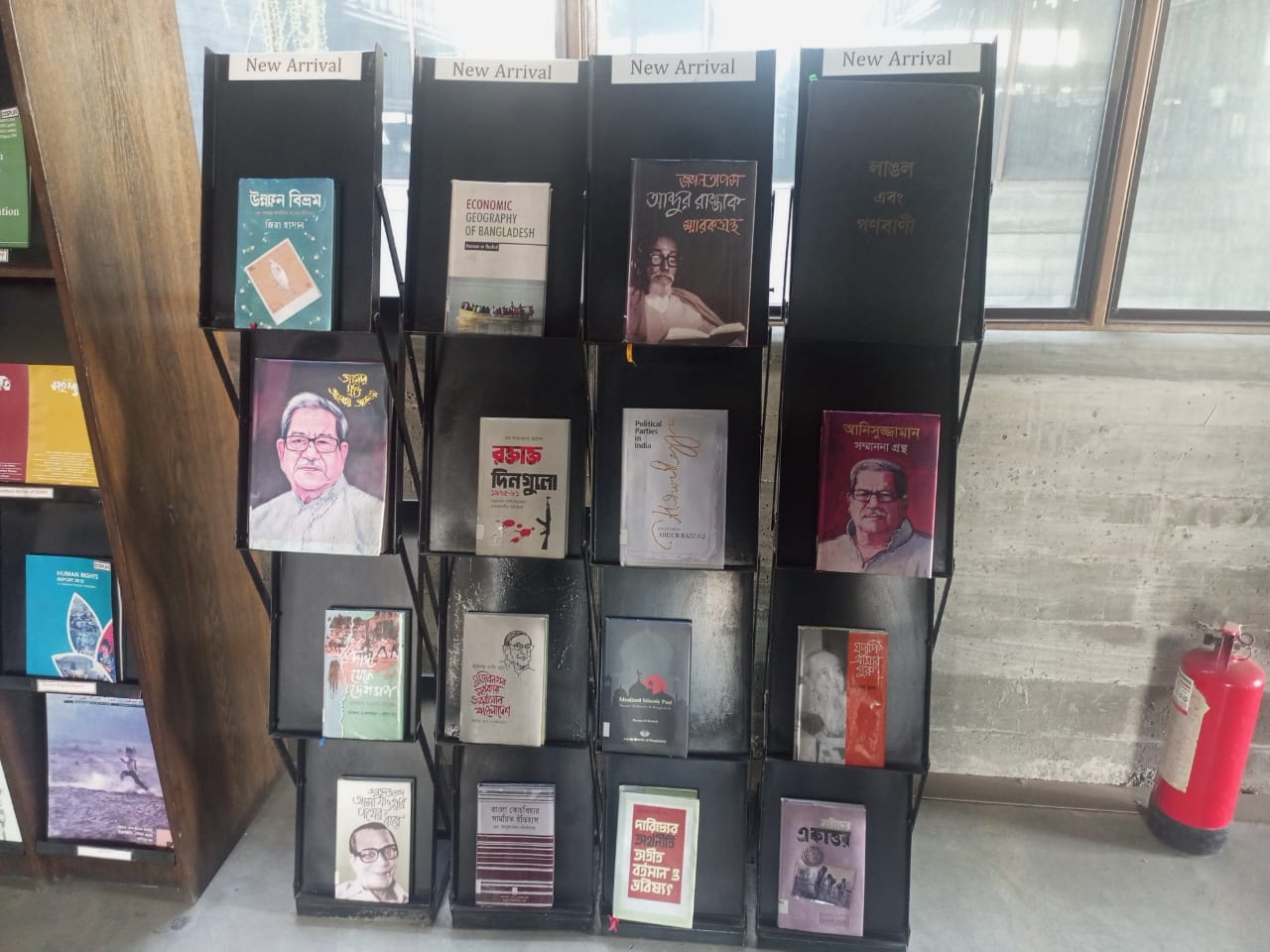 অধ্যাপক আনিসুজ্জামানের অনেক বইও আছে এখানে। স্ট্রিম ছবি