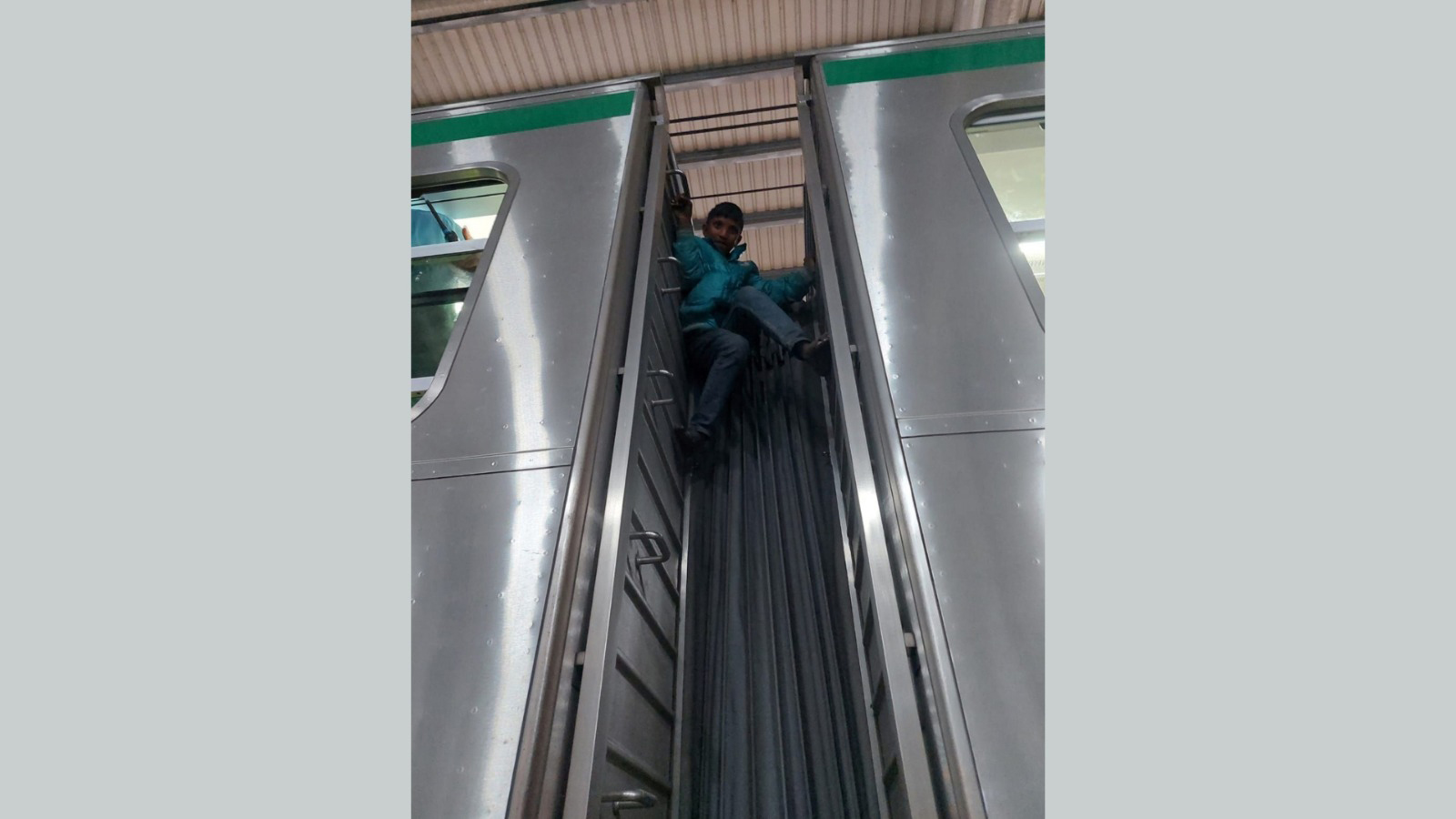 মেট্রোরেলের ছাদে উঠলেন দুজন, রাতে চলাচল বন্ধ