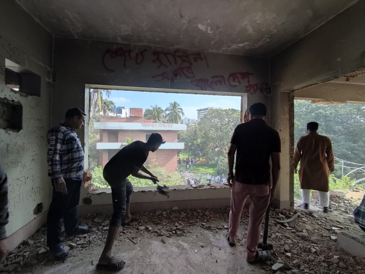 ভোর থেকেই ভাঙচুর চালাচ্ছেন বিক্ষুব্ধ জনতা। স্ট্রিম ছবি।