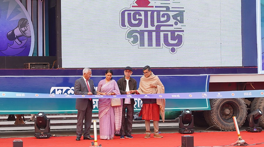 যাত্রা শুরু করল ভোটের গাড়ি ‘সুপার ক‍্যারাভান’