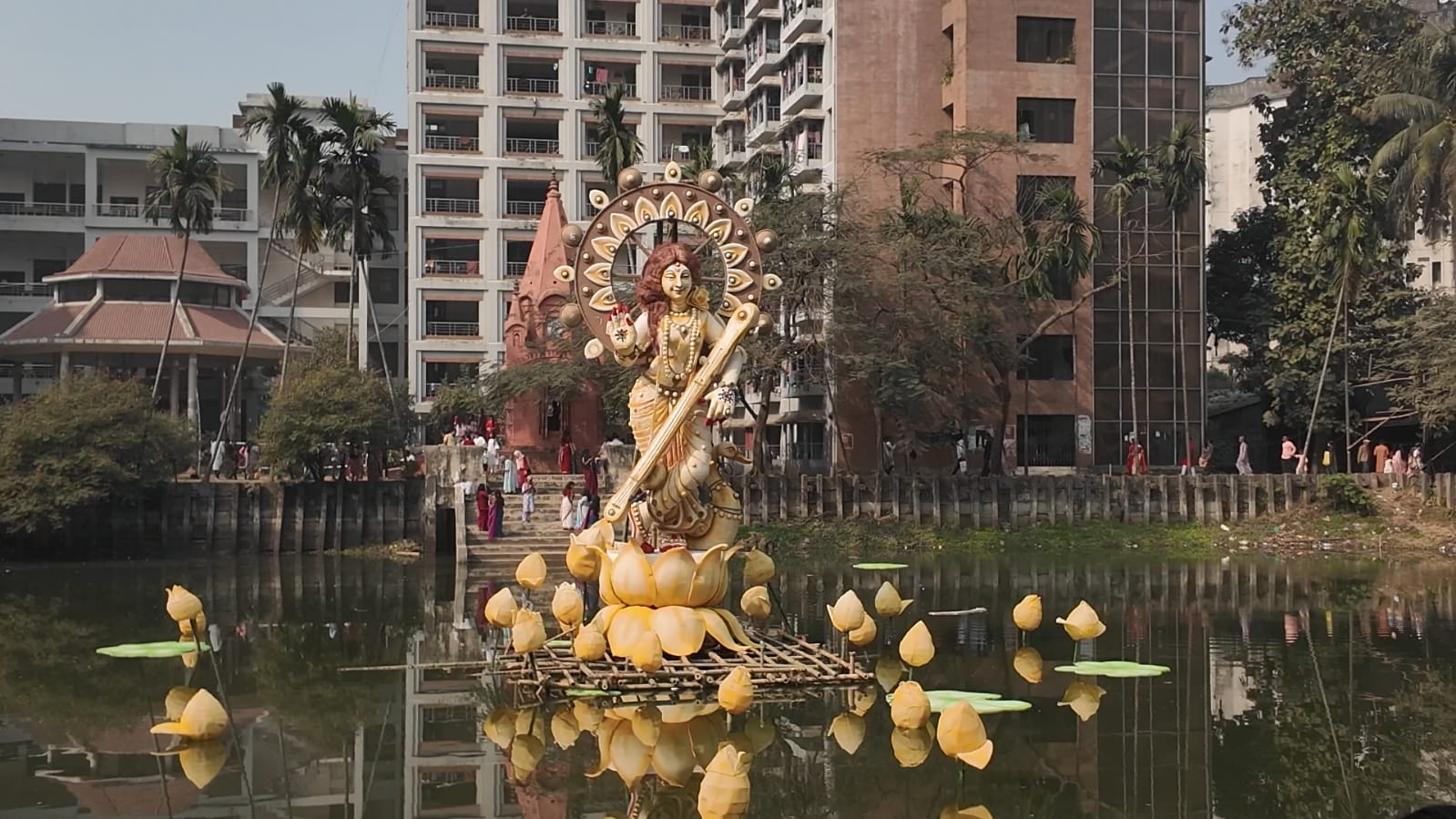 শিক্ষাপ্রতিষ্ঠানে সরস্বতী পূজা উদ্‌যাপন, বড় আয়োজন জগন্নাথ হলে