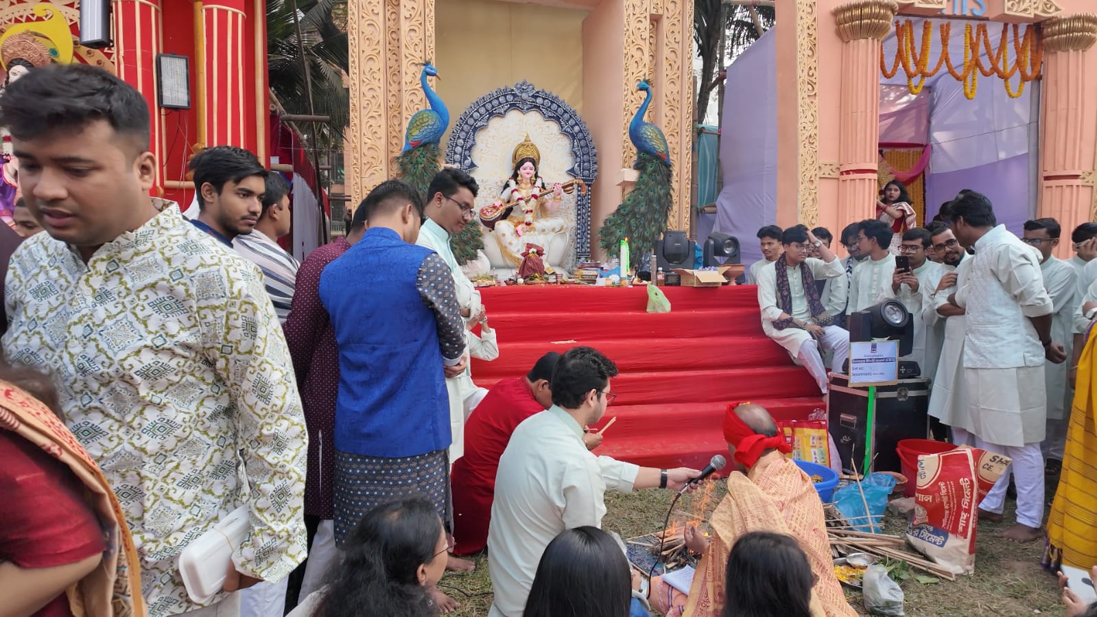 মণ্ডপে মণ্ডপে বাণী অর্চনা, আরতি ও পুষ্পাঞ্জলি চলছে।