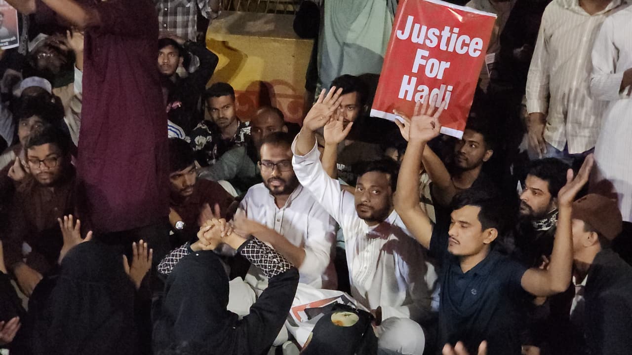 আন্দোলনকারীদের সঙ্গে যোগ দেন ঢাকা-৮ আসনের ১০-দলীয় জোটের প্রার্থী ও এনসিপির মুখ্য সমন্বয়ক নাসীরুদ্দীন পাটওয়ারী। স্ট্রিম গ্রাফিক