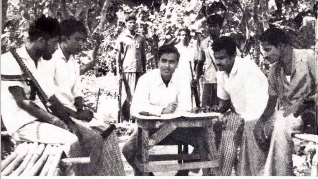স্টেনগান কান্ধে দেওয়ানবাগী। সংগৃহীত ছবি