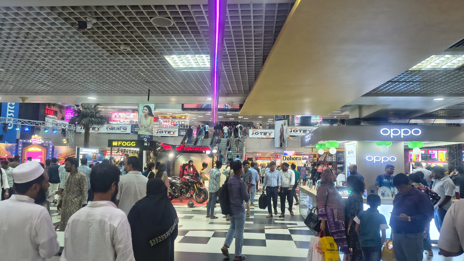 পোশাকের দোকানে ভিড়, অপেক্ষায় জুতা ও কসমেটিকস বিক্রেতারা