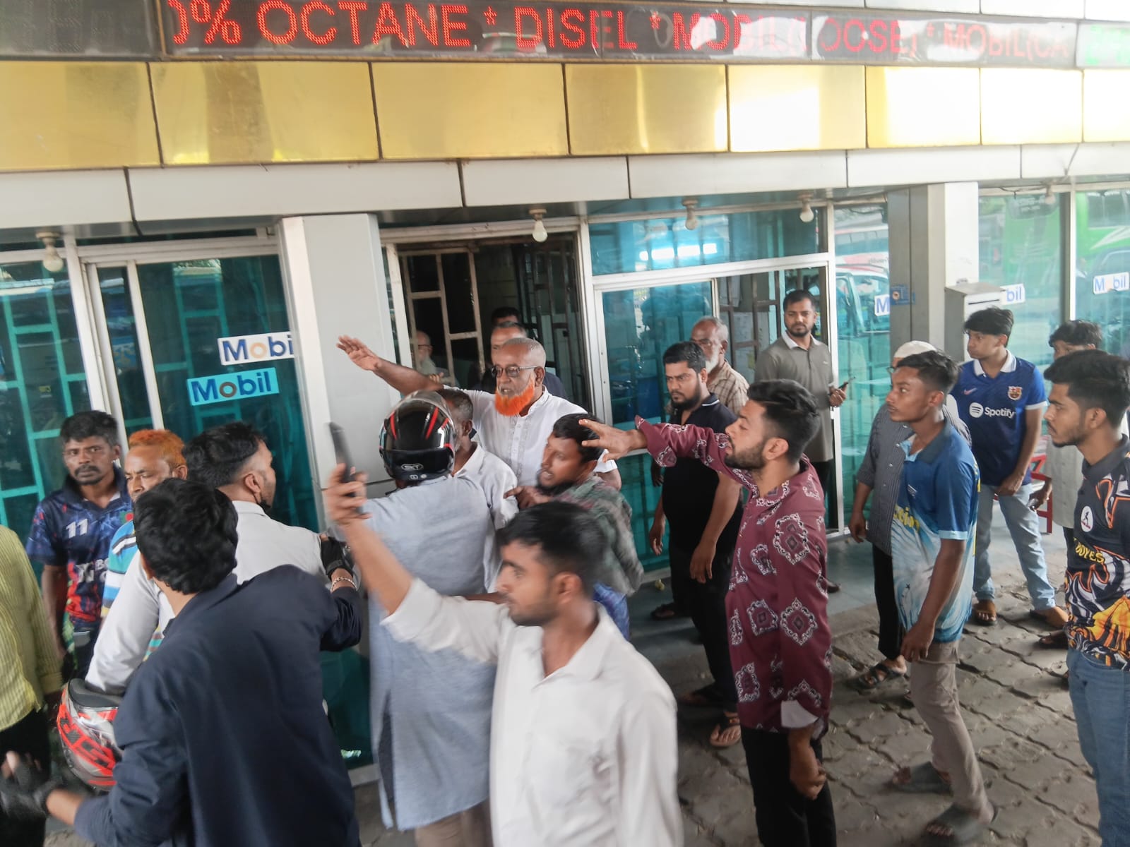তেল না পাওয়ায় গাবতলীর মোহনা ফিলিং স্টেশনে পাম্প কর্তৃপক্ষের সঙ্গে গ্রাহকদের হাতাহাতির ঘটনা ঘটেছে। স্ট্রিম ছবি
