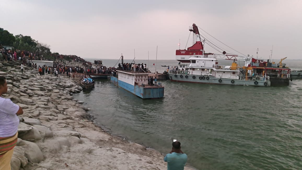দৌলতদিয়া ঘাটে পদ্মায় ডুবে যাওয়া বাস উদ্ধারে তৎপরতা। স্ট্রিম ছবি