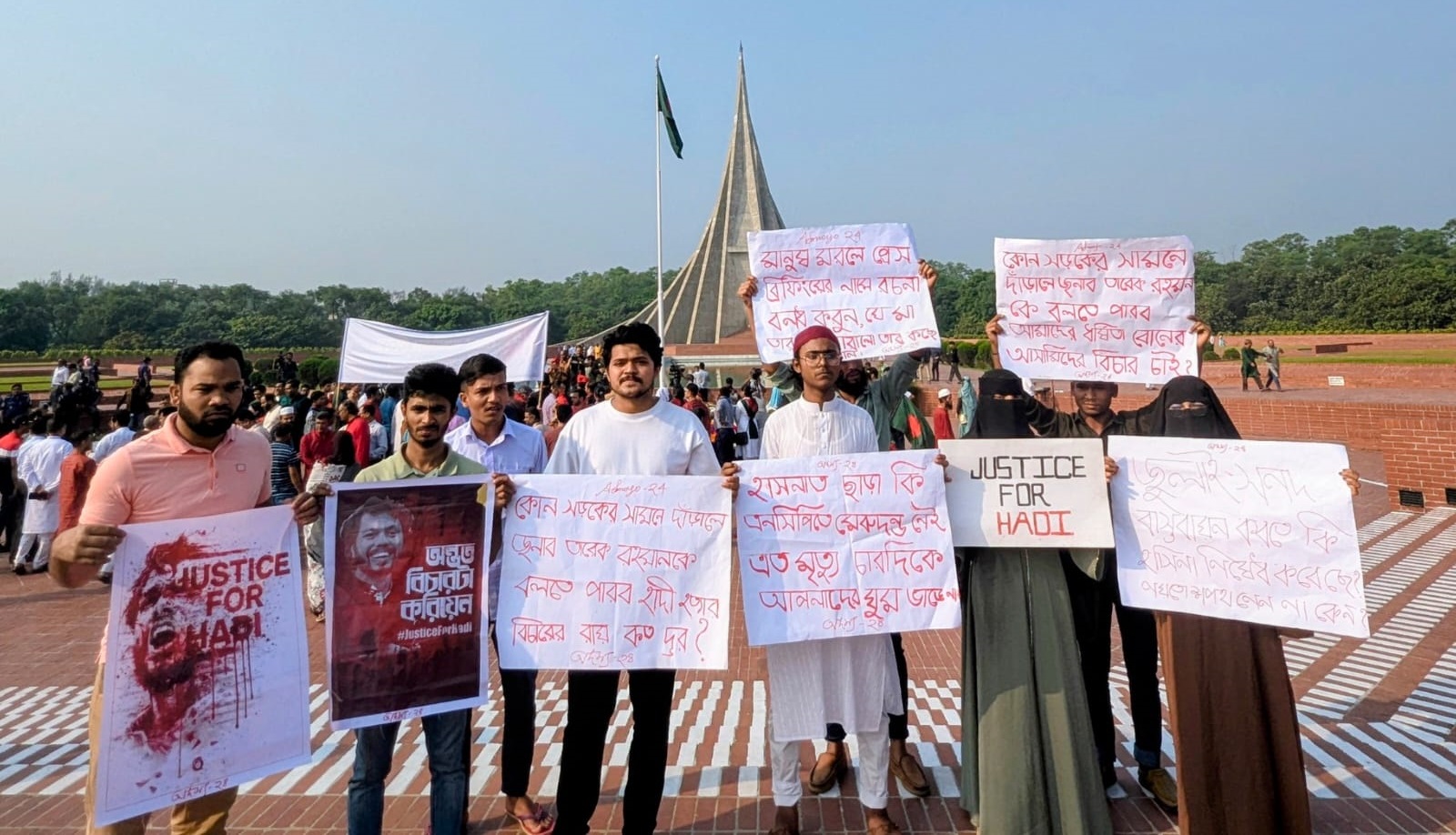 সাভারের জাতীয় স্মৃতিসৌধ চত্বরে শহীদদের প্রতি শ্রদ্ধা জানাতে আসা তরুণদের একটি দল।