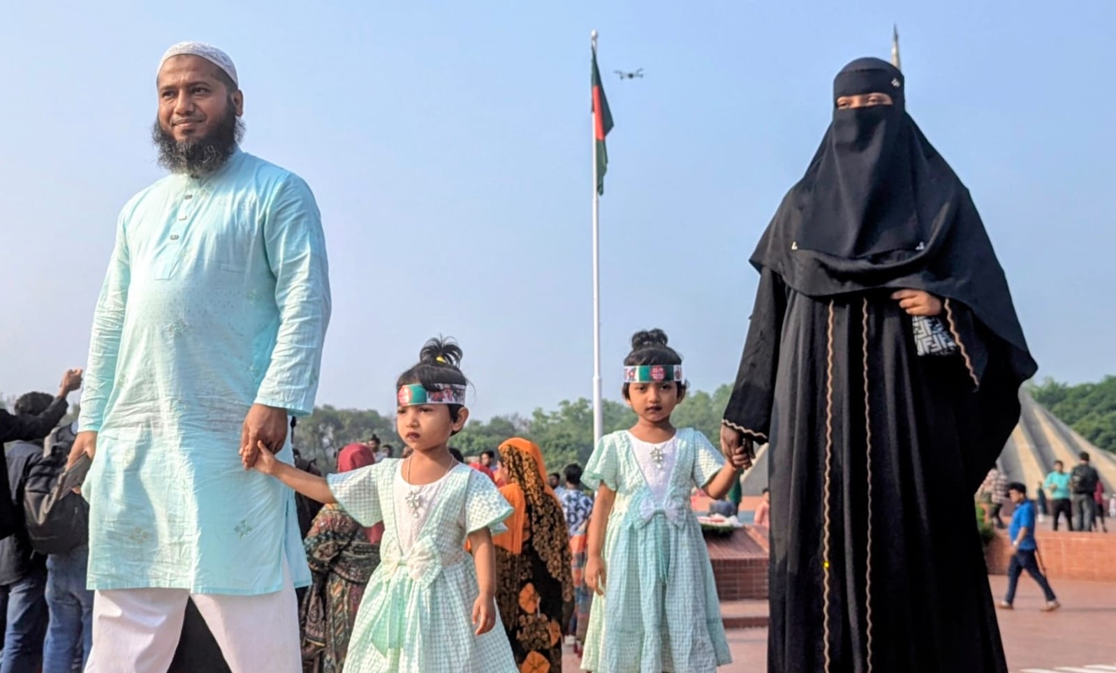 সাভারের জাতীয় স্মৃতিসৌধে শহীদদের প্রতি শ্রদ্ধা জানাতে এসেছে একটি পরিবার। স্ট্রিম ছবি।