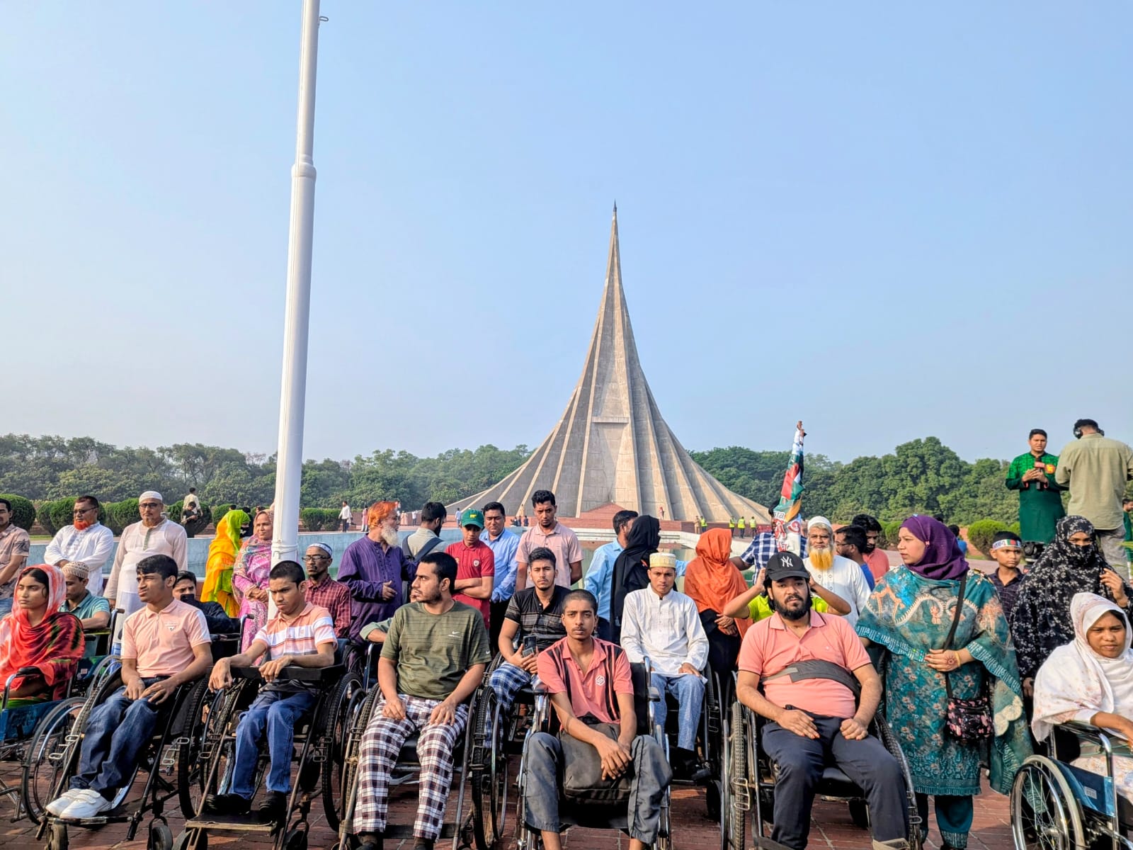 স্মৃতিসৌধে শ্রদ্ধা জানাতে এসেছেন সিআরপিতে চিকিৎসাধীন অনেকে। স্ট্রিম ছবি।