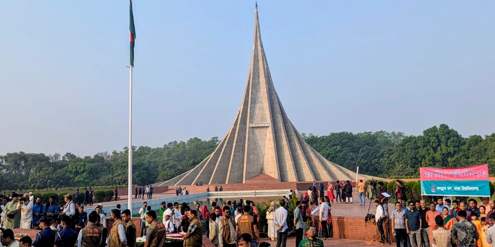 শহীদ বেদির সামনে ফুলে ফুলে ভরে উঠছিল, মানুষের স্রোতও থামছিল না। স্ট্রিম ছবি।