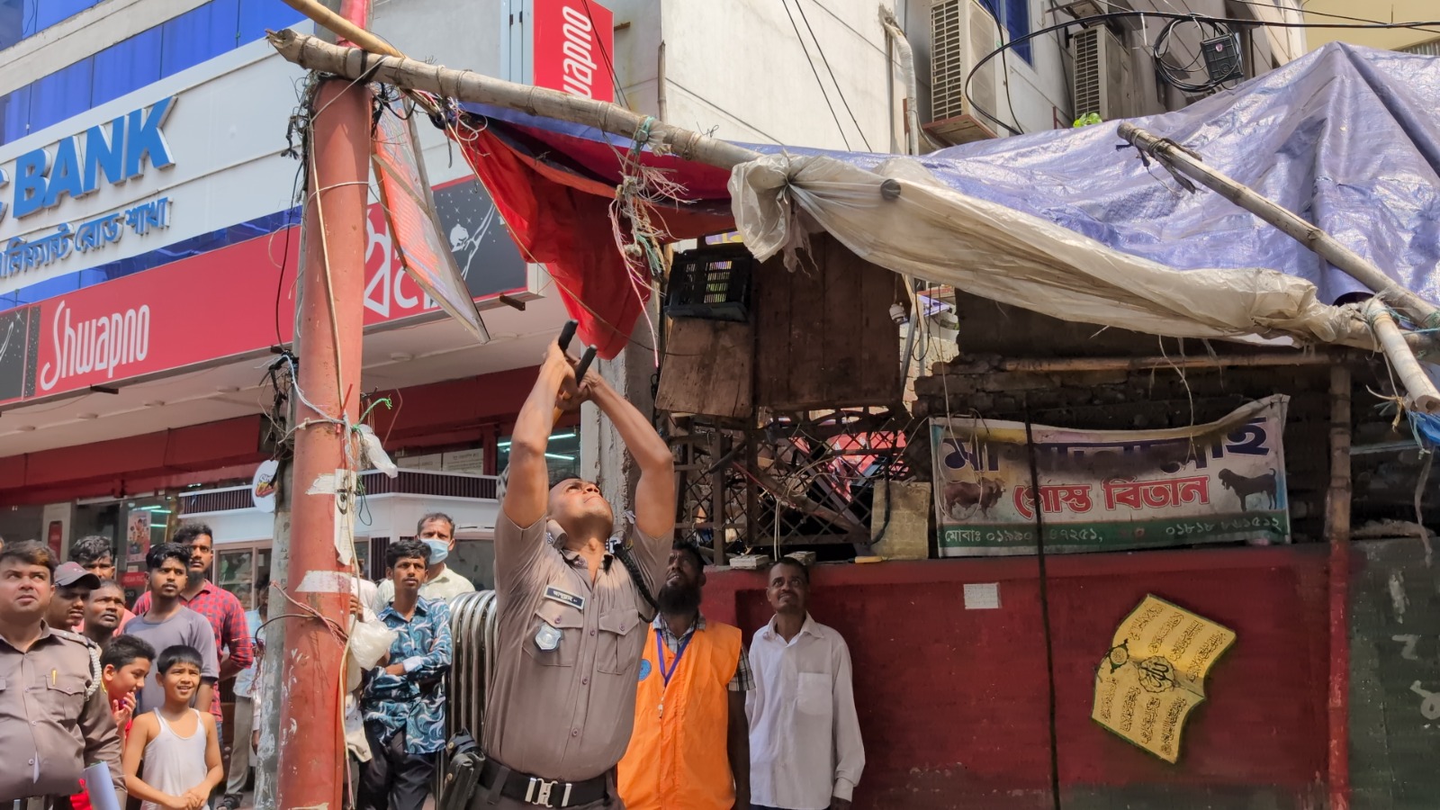 একদিকে ট্রাফিক পুলিশ অভিযান চালাচ্ছে, অন্যদিকে আবার ফুটপাত ও রাস্তা দখলে নিচ্ছেন হকাররা।