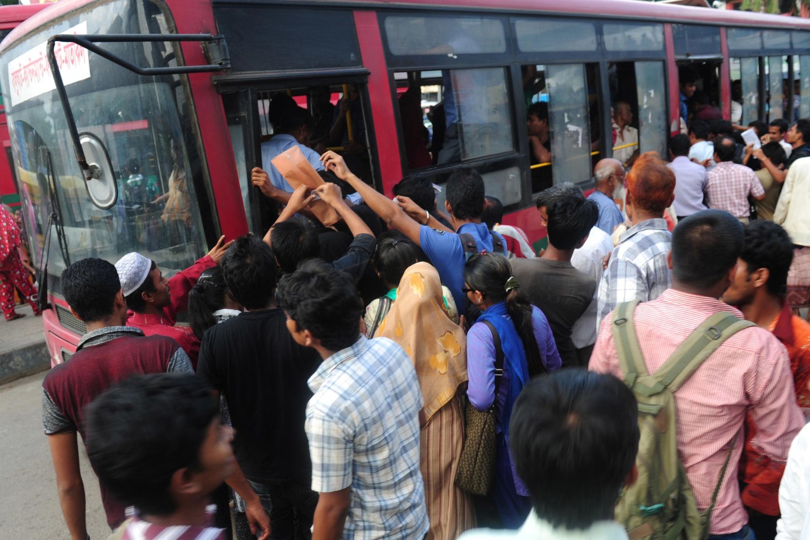 তীব্র গরমের সঙ্গে পাল্লা দিয়ে যানজট, শব্দদূষণ, ধুলাবালি বেড়ে যায়। ফলে বিরক্তি ও মানসিক চাপ আরও বাড়তে পারে। সংগৃহীত ছবি