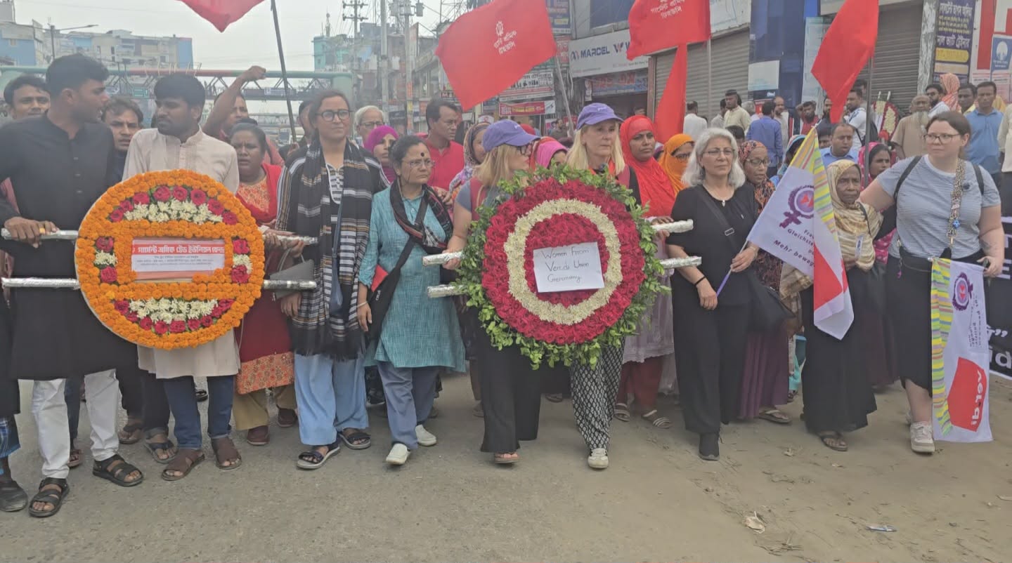 শ্রদ্ধা নিবেদন করতে এসে বিভিন্ন শ্রমিক সংগঠনের নেতা-কর্মীরা নানা দাবি জানান। স্ট্রিম ছবি