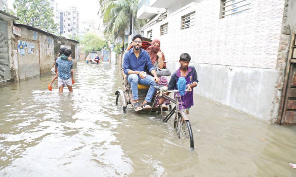 হাঁটু পানিতে রিকশা ছাড়া চলাচল করা দায়। স্ট্রিম ছবি