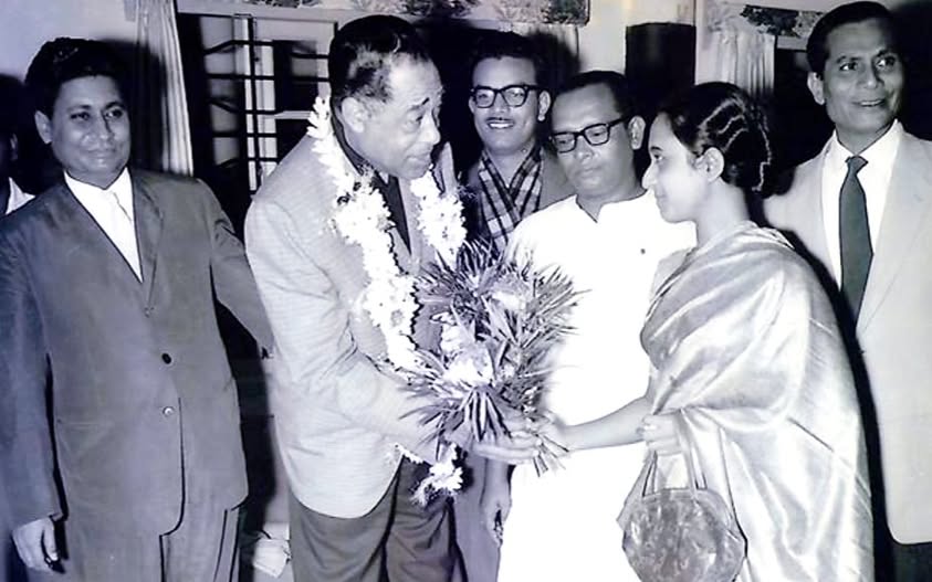 ১৯৬৩ সালে বিখ্যাত জ্যাজ তারকা ডিউক এলিনটন তাঁর বিশাল দল নিয়ে ঢাকায় আসেন। সংগৃহীত ছবি
