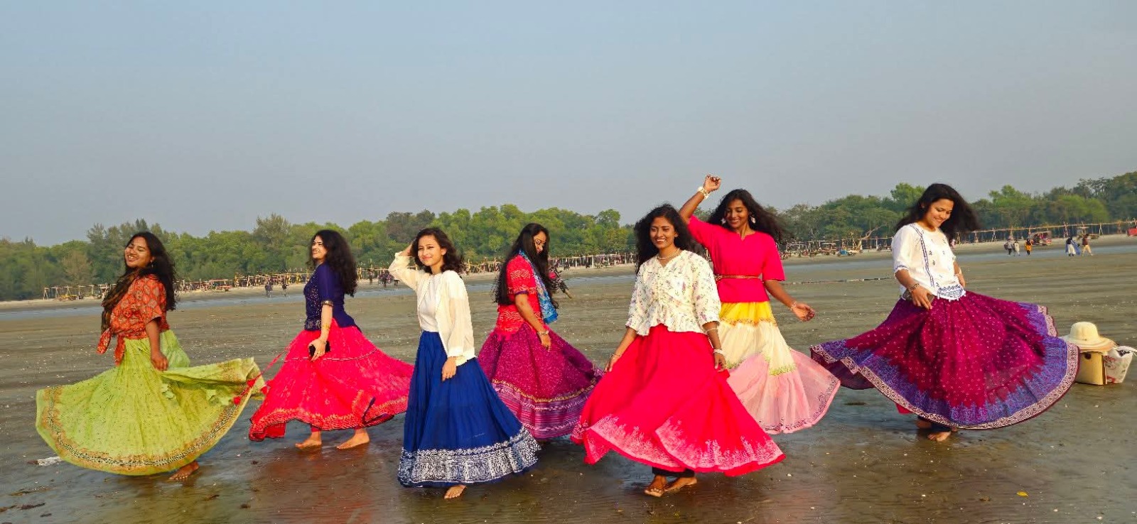 সায়মা ব্লক ও হাতের কাজের শাড়ি, বিভিন্ন ডিজাইনের স্কার্ট, টপস বিক্রি করেন। ছবি সায়মার সৌজন্যে