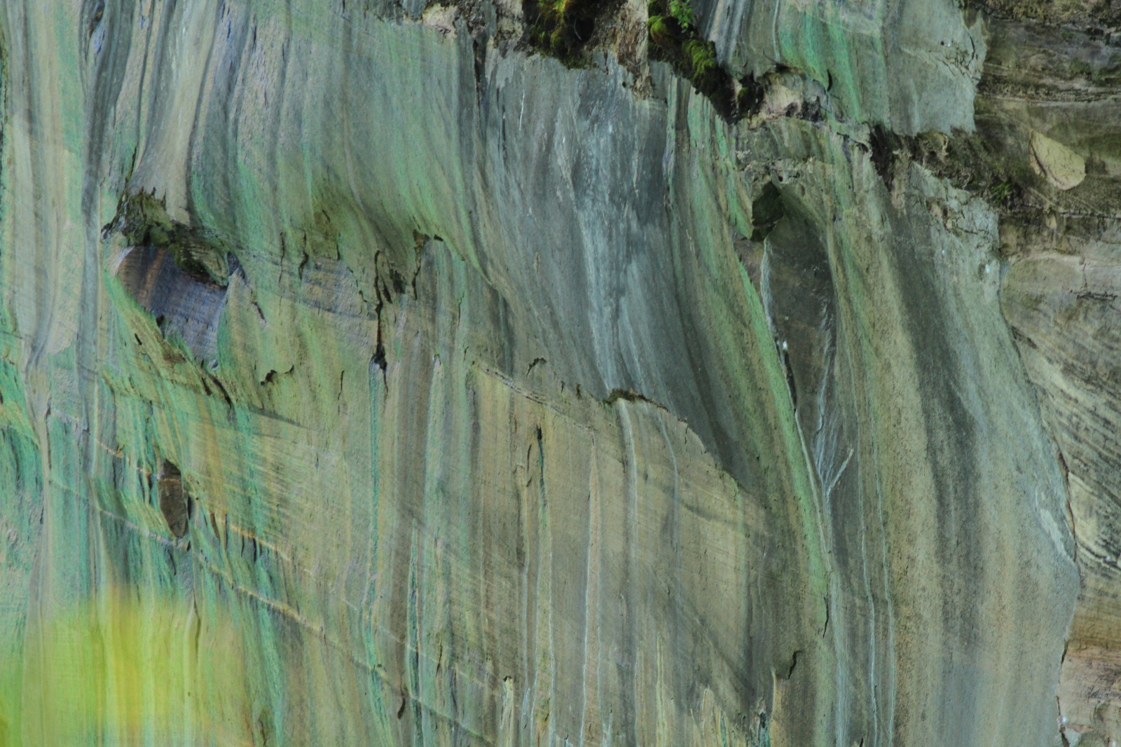 প্রাকৃতিক কারণে বিচিত্র রঙে রাঙানো বিশাল সব পাথুরে দেয়াল। ছবি লেখকের সৌজন্যে