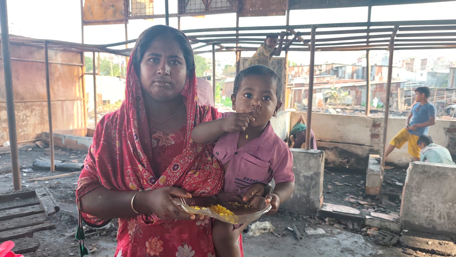 ত্রাণের খাবারই এখন ভরসা। ছবি : স্ট্রিম
