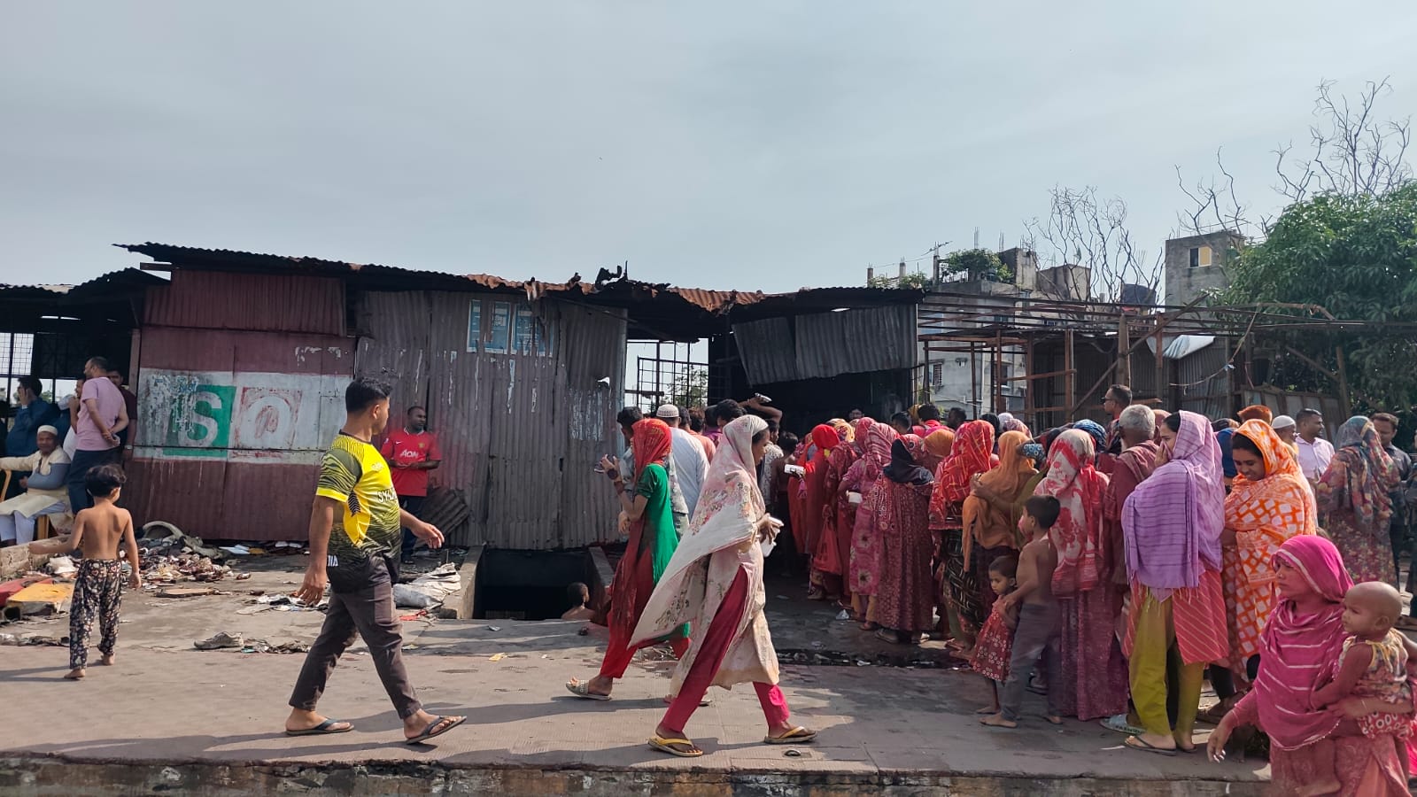সাহায্যের জন্য নাম লেখানোর লাইনে দাঁড়িয়ে আছেন ভুক্তভোগীরা। ছবি : স্ট্রিম
