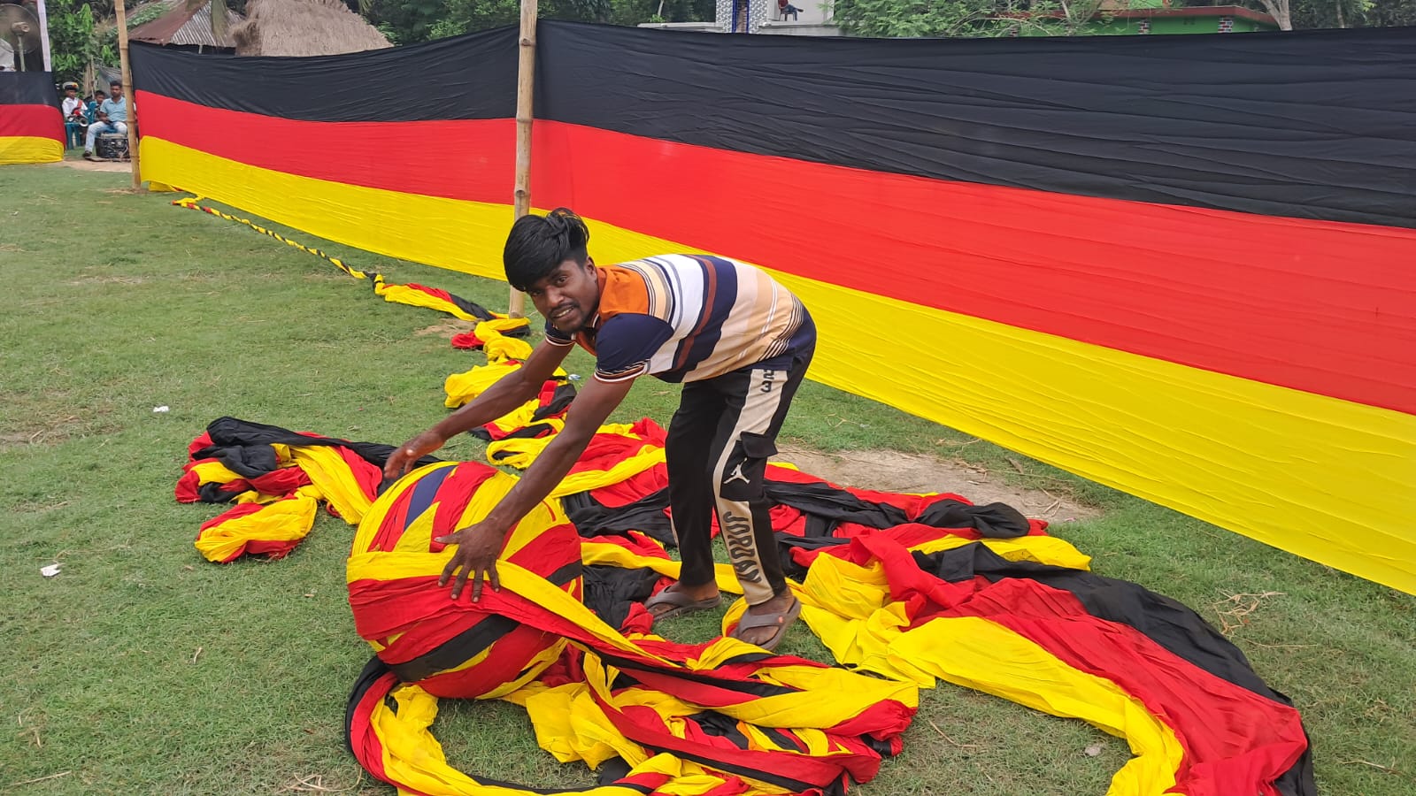 খোলা হচ্ছে পতাকার রোল। স্ট্রিম ছবি