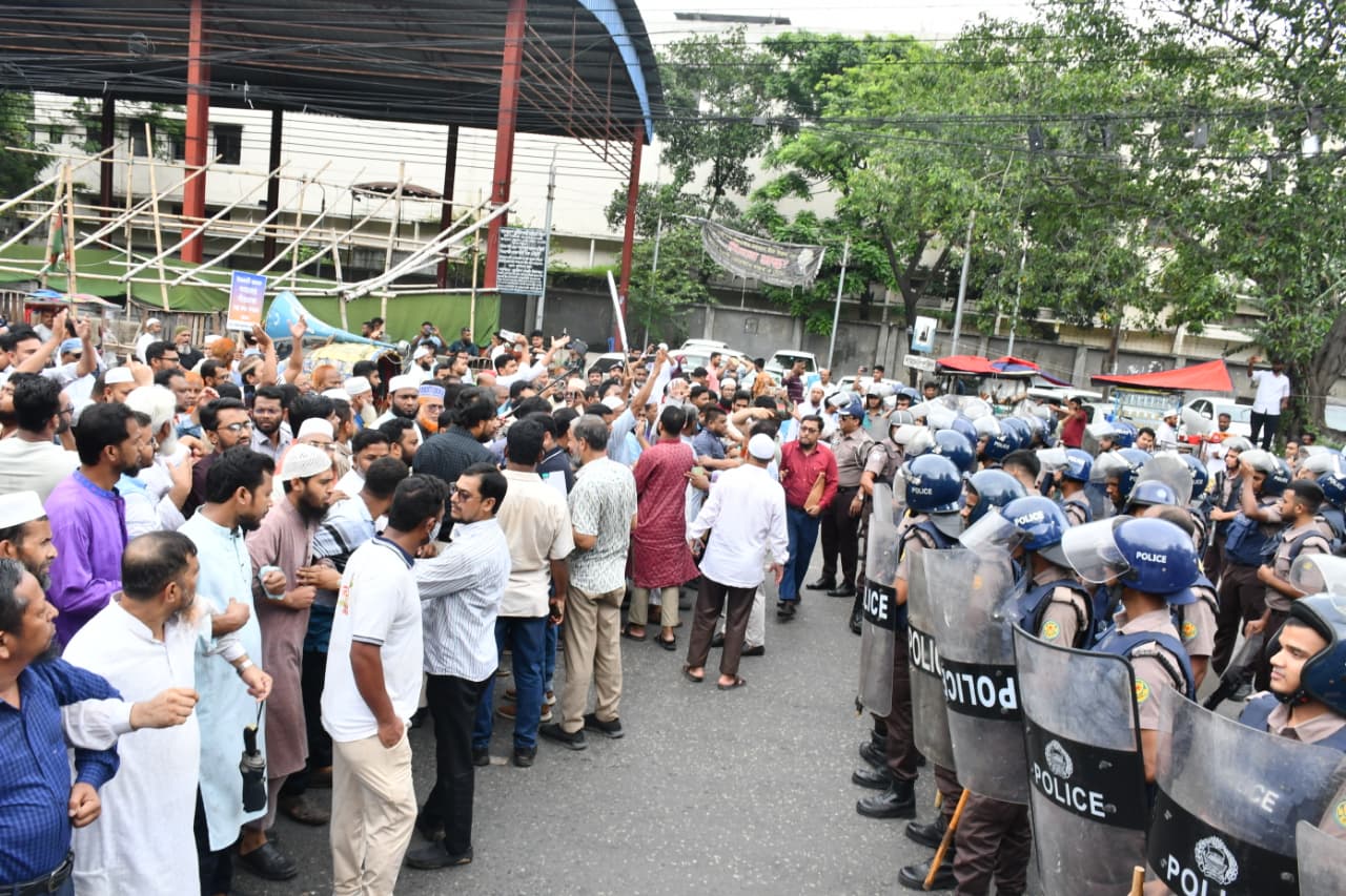 অর্থমন্ত্রীর কাছে স্মারকলিপি দিতে যাওয়ার সময় পল্টনে বাধা দেয় পুলিশ। স্ট্রিম ছবি