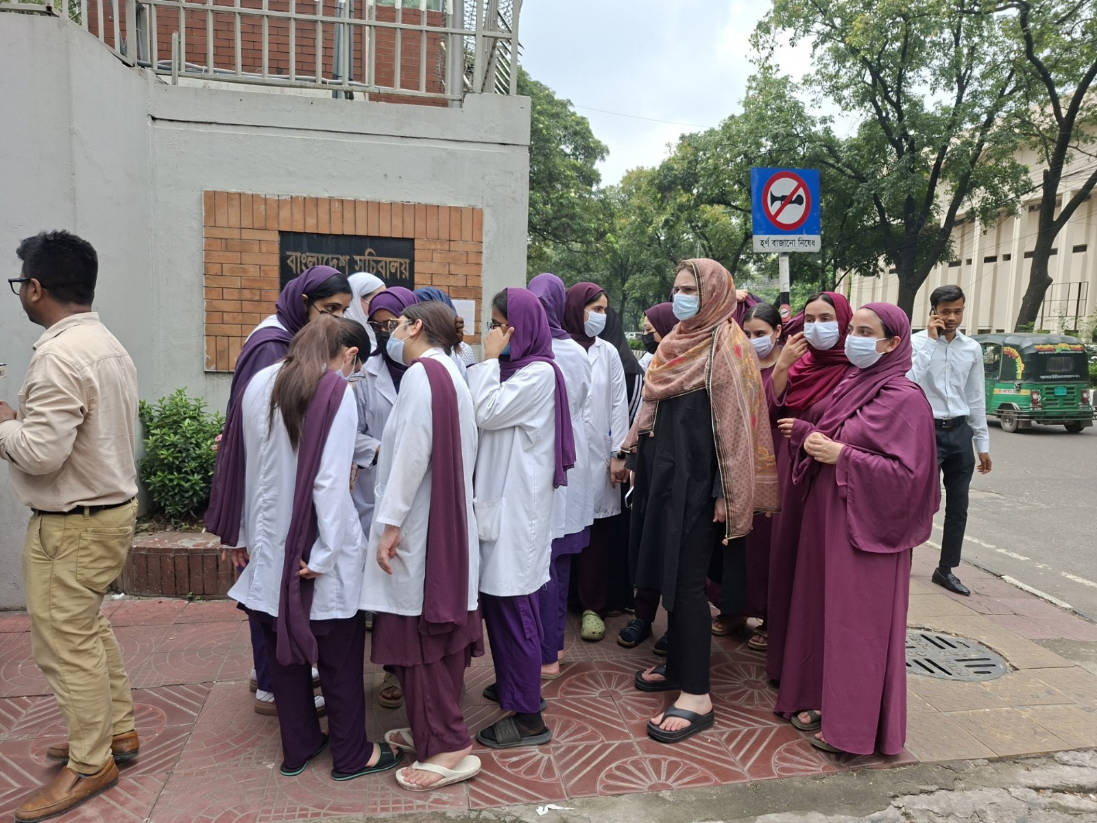 স্বাস্থ্য সচিবের দেখা পাননি আদ্-দ্বীনের বিদেশি শিক্ষার্থীরা