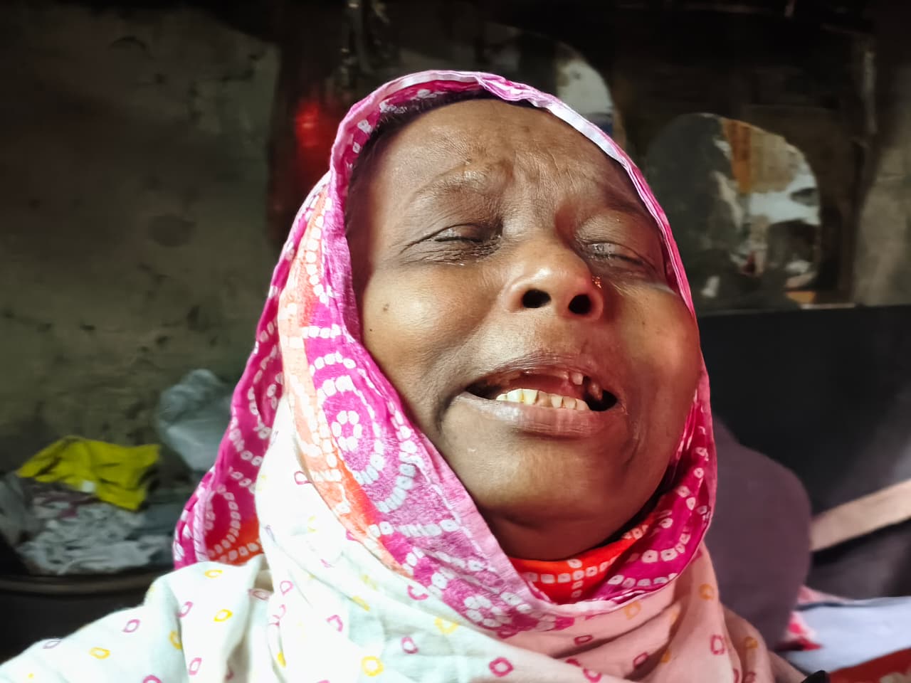 কান্নায় ভেঙে পড়েন দেয়ালচাপায় নিহত নাছিমা আক্তারের মা শাহিদা বেগম। স্ট্রিম ছবি