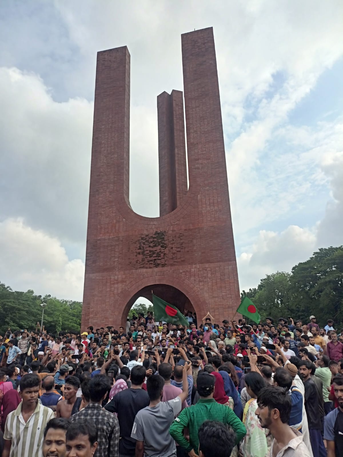 ৫ আগস্ট সরকার পতনের পর জাহাঙ্গীরনগর বিশ্ববিদ্যালয়ের শহীদ মিনারের সামনে ছাত্র-জনতার সমাগম। ছবি: সুমন সাজ্জাদ