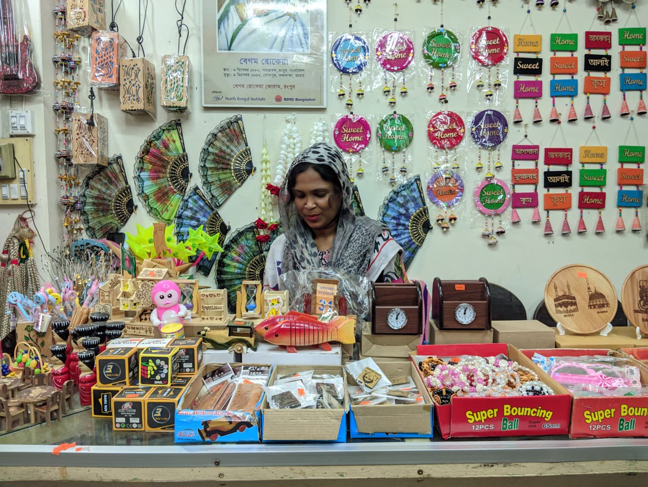 মিঠাপুকুরের পায়রাবন্দ এলাকার একটি কারখানায় কাজ করছেন নারীরা। স্ট্রিম ছবি