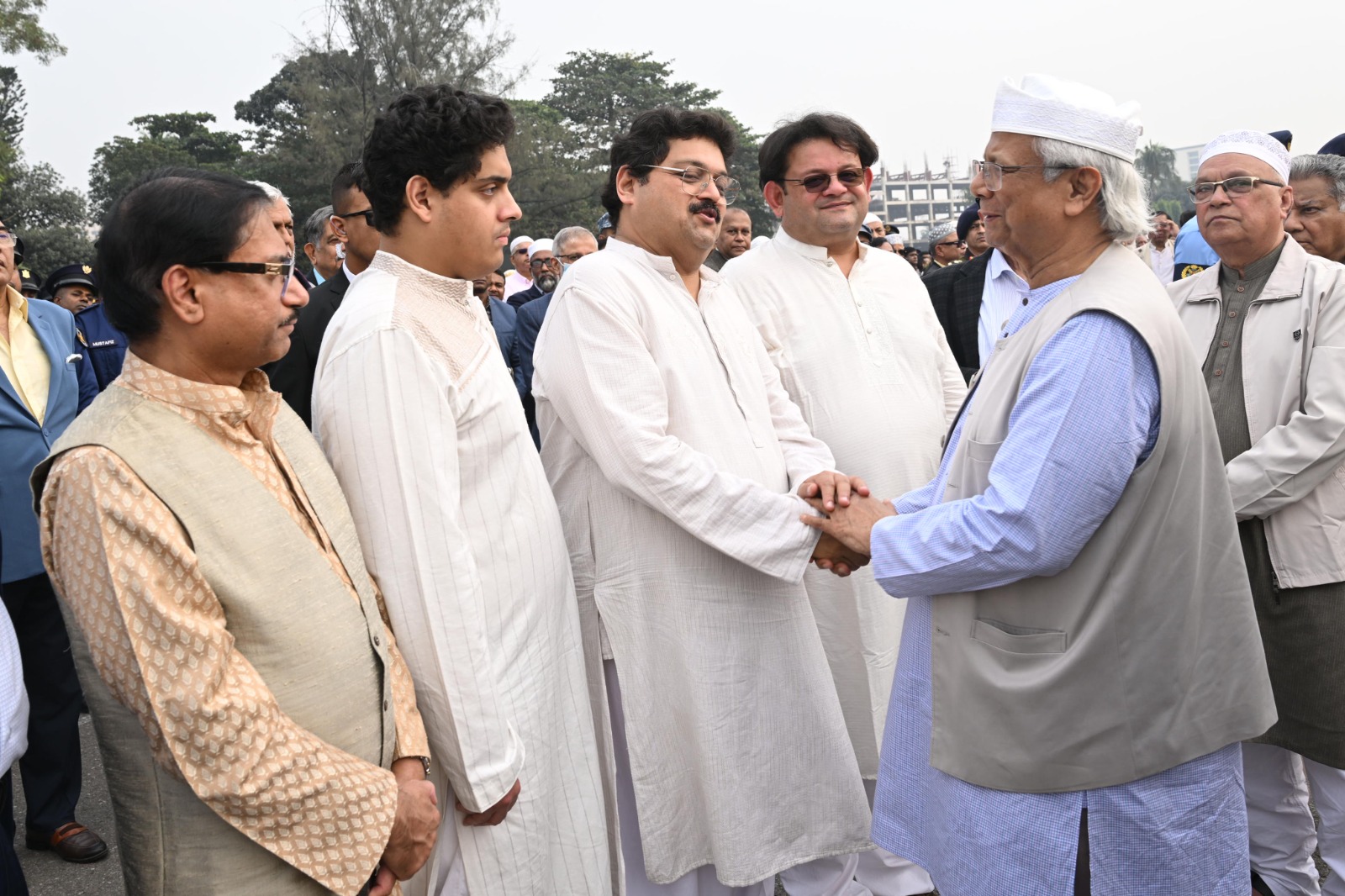 এ কে খন্দাকারের পরিবারের সদস্যদের সঙ্গে মতবিনিময় করেন প্রধান উপদেষ্টা। ছবি: প্রধান উপদেষ্টার প্রেস উইং