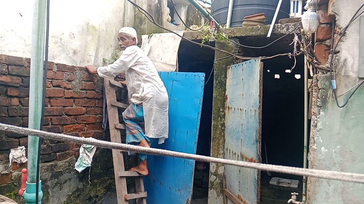 প্রাচীর টপকে বাড়ি যান আনিসুর রহমান। স্ট্রিম ছবি
