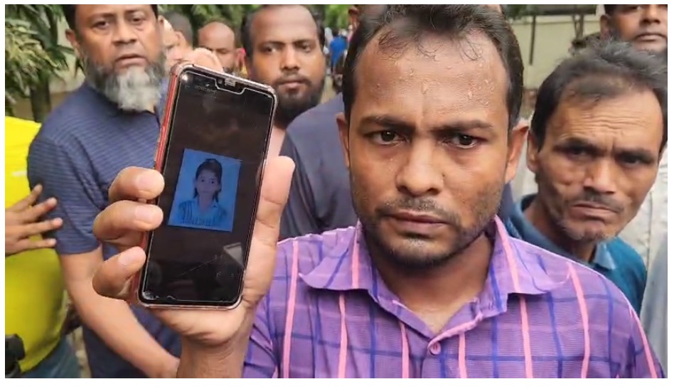 মাইলস্টোন স্কুল অ্যান্ড কলেজ প্রাঙ্গণে নিজের মোবাইল ফোনে রাইসা মনির ছবি দেখাচ্ছেন তার মামা। স্ট্রিম ছবি