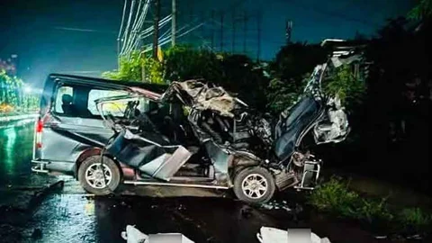 কাভার্ড ভ্যানের ধাক্কায় দুমড়েমুচড়ে যায় মাইক্রোবাস। ছবি: সংগৃহীত