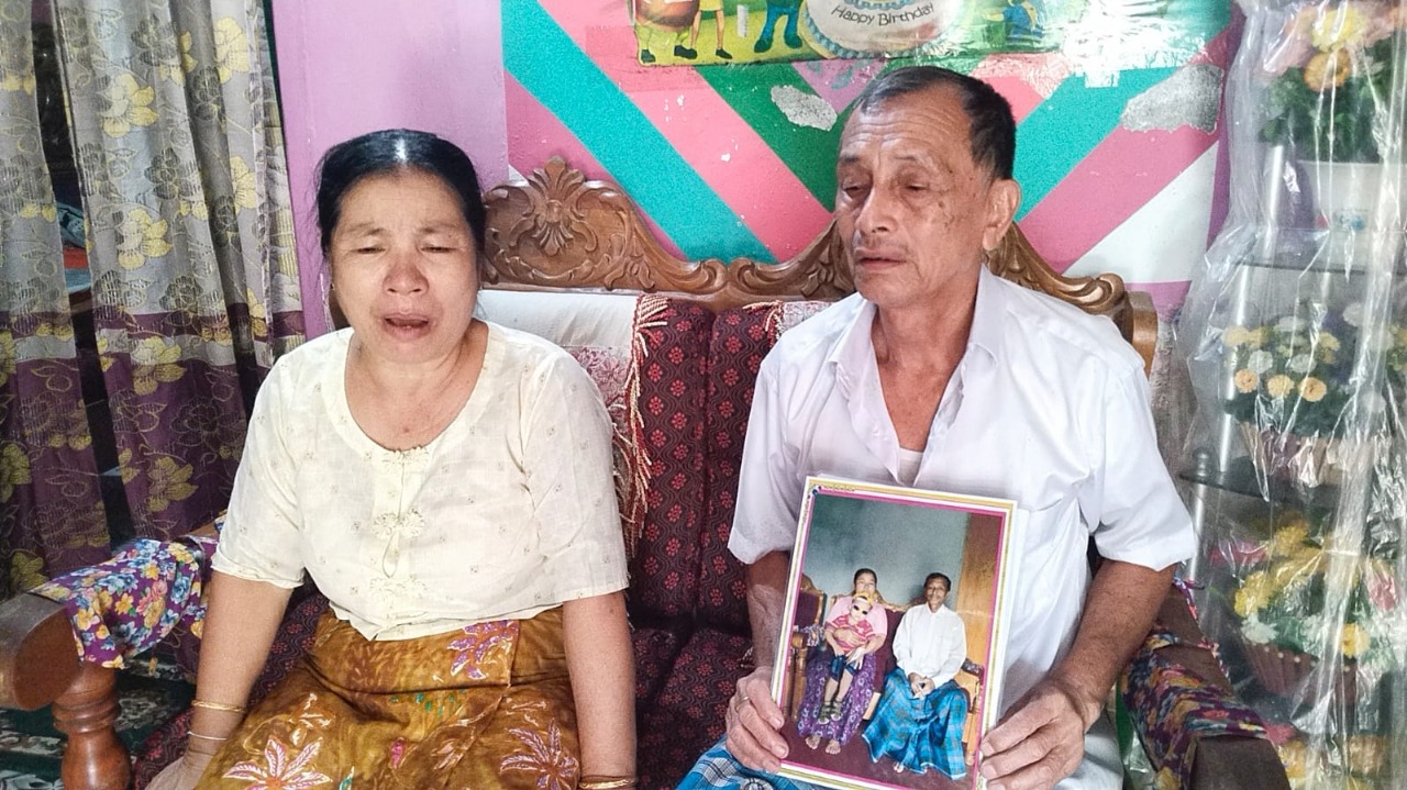 নাতির সঙ্গে তোলা ছবি নিয়ে কান্না করছেন দাদা-দাদি। স্ট্রিম ছবি