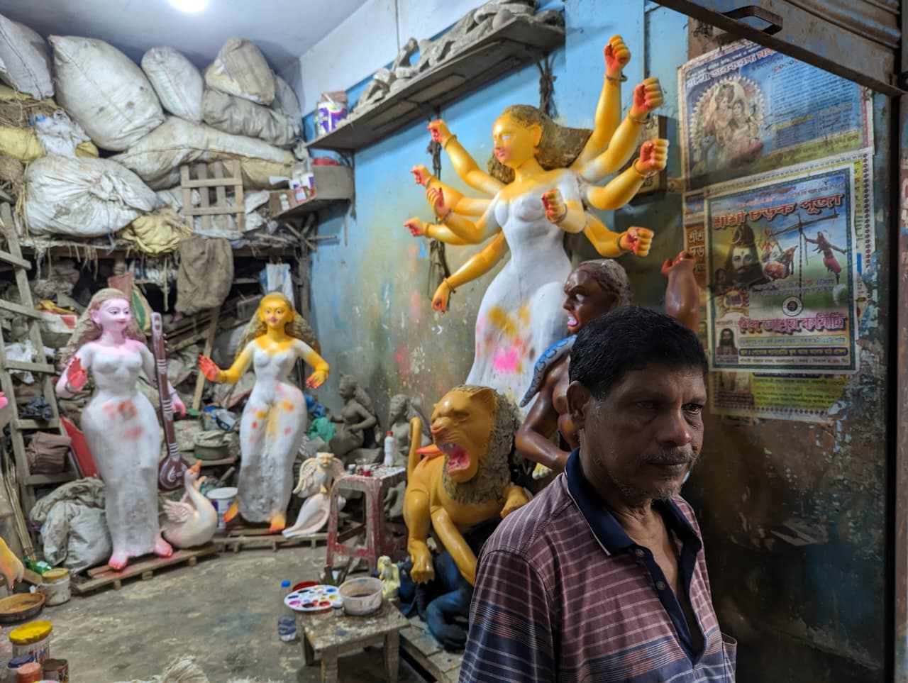 পল্টন পাল ও তাঁর বানানো প্রতিমা। স্ট্রিম ছবি
