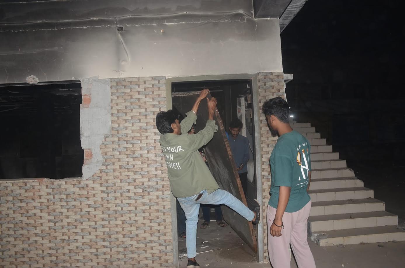 সন্ধ্যার দিকে ‘ছাত্র-জনতা’ পরিচয়ে কয়েকজন ভাঙচুর ও অগ্নিসংযোগ করেন