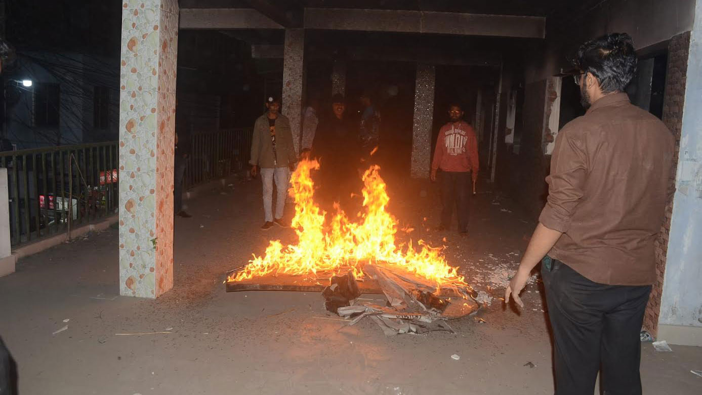 খুলনায় আ.লীগ কার্যালয়ে বিকেলে পতাকা উত্তোলন, সন্ধ্যায় ভাঙচুর ও অগ্নিসংযোগ