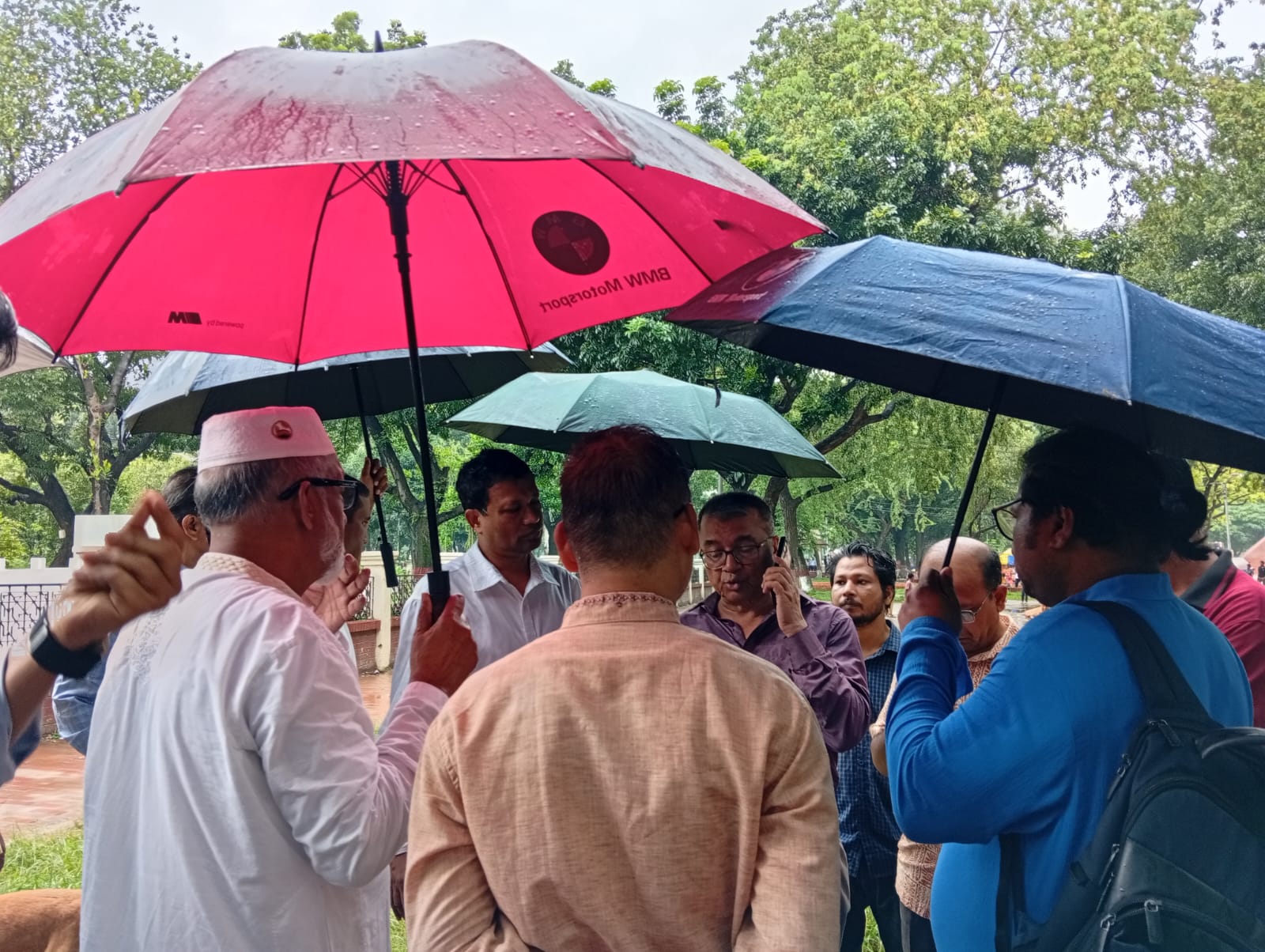 কবর স্থানান্তরের সময় উপস্থিত ছিলেন লেখক ও অধ্যাপক সলিমুল্লাহ খান। স্ট্রিম ছবি