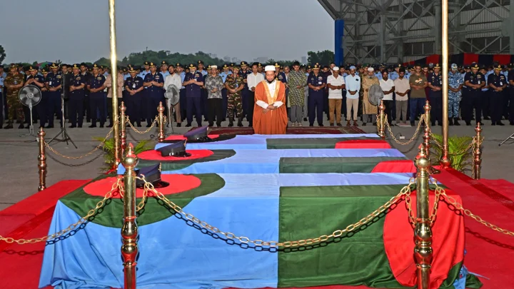 সড়ক দুর্ঘটনায় নিহত বিমান বাহিনীর ৩ সদস্যের জানাজা। ছবি: আইএসপিআর 