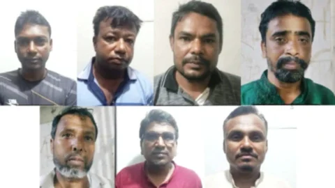যশোরে আ.লীগের ঝটিকা মিছিলের পর আটক ব্যক্তিরা। ছবি: সংগৃহীত
