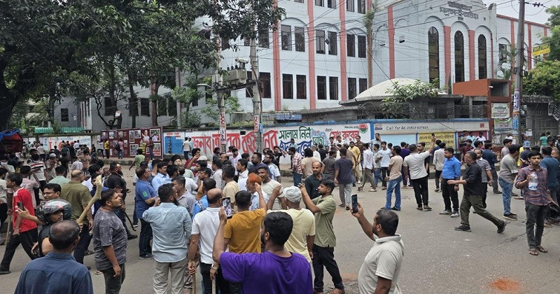 গত ৪ আগস্ট ঢাকার আলিয়া মাদরাসায় সংঘর্ষে জড়ায় ছাত্রদল ও ছাত্রশিবিরের কর্মীরা। ছবি: সংগৃহীত