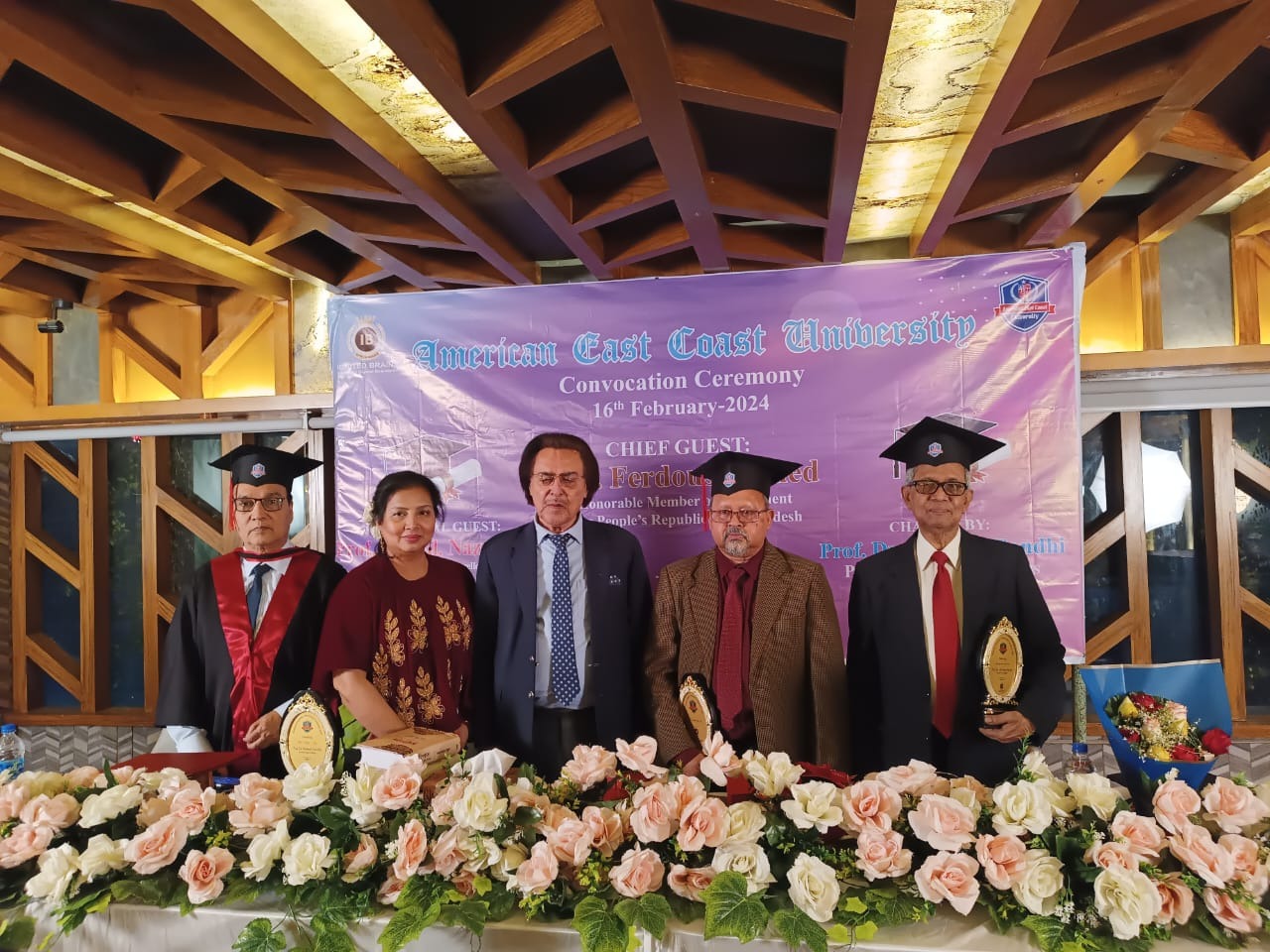 ২০২৪ সালের ১৬ ফেব্রুয়ারি ঢাকায় এক অনুষ্ঠানে ২১ জনকে আমেরিকান ইস্ট কোস্ট ইউনিভার্সিটির সনদ দেওয়া হয়। সংগৃহীত ছবি