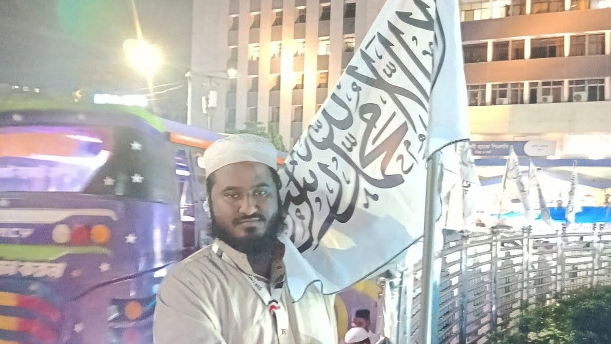 রাজধানীর মতিঝিল শাপলা চত্বরে পতাকা হাতে সাদাক্বাহ প্রজেক্টের অ্যাডমিন আমিনুল হক। ছবি: ফেসবুক থেকে নেওয়া