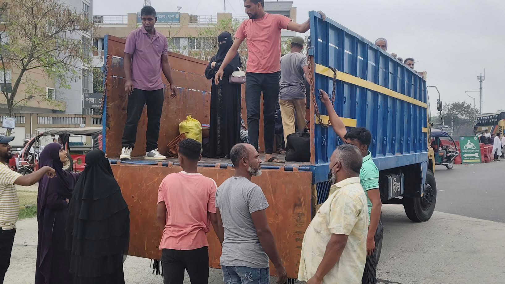 অনেকে বাধ্য হয়ে ট্রাক ও পিকআপে করে গন্তব্যের উদ্দেশ্যে রওনা দিচ্ছেন