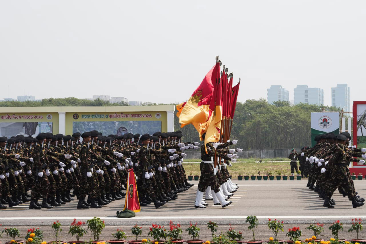 ছবিতে স্বাধীনতা দিবসের কুচকাওয়াজ ও সমরাস্ত্র প্রদর্শনী