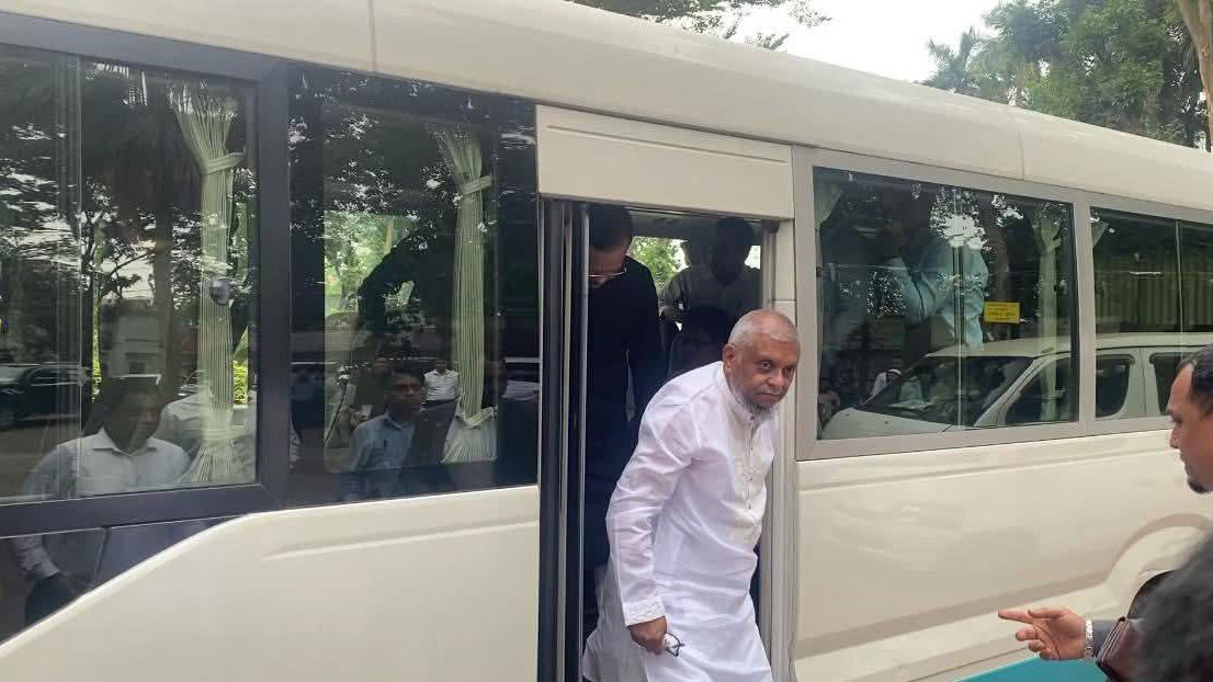 জ্বালানি খরচ কমাতে এক বাসেই গাজীপুর গেলেন মন্ত্রী, এমপি ও কর্মকর্তারা