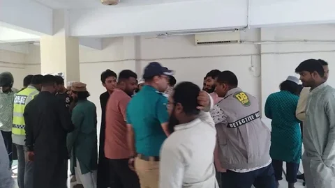 রাজধানীর ফার্মগেটের তেজগাঁও কলেজ মসজিদ থেকে ২৩ যুবক গ্রেপ্তার। ছবি: সংগৃহীত